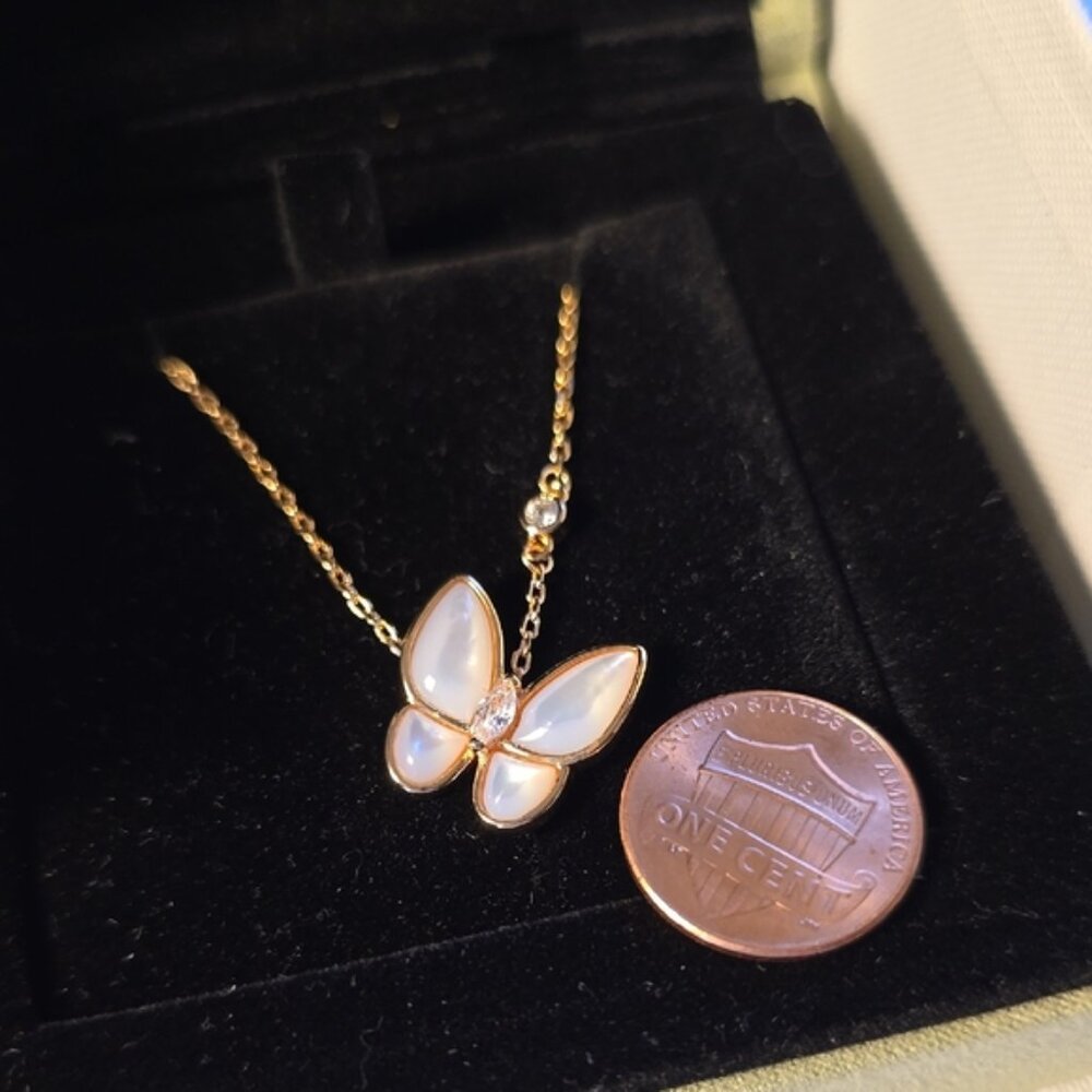 Van Cleef & Arpels Gold color chain and White Butterfly Necklace.   ..... - Picture 2 of 9
